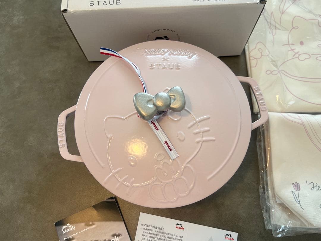 即日発送日本未発売海外限定　ストウブ ハローキティコラボワナベ24cm 特典付き