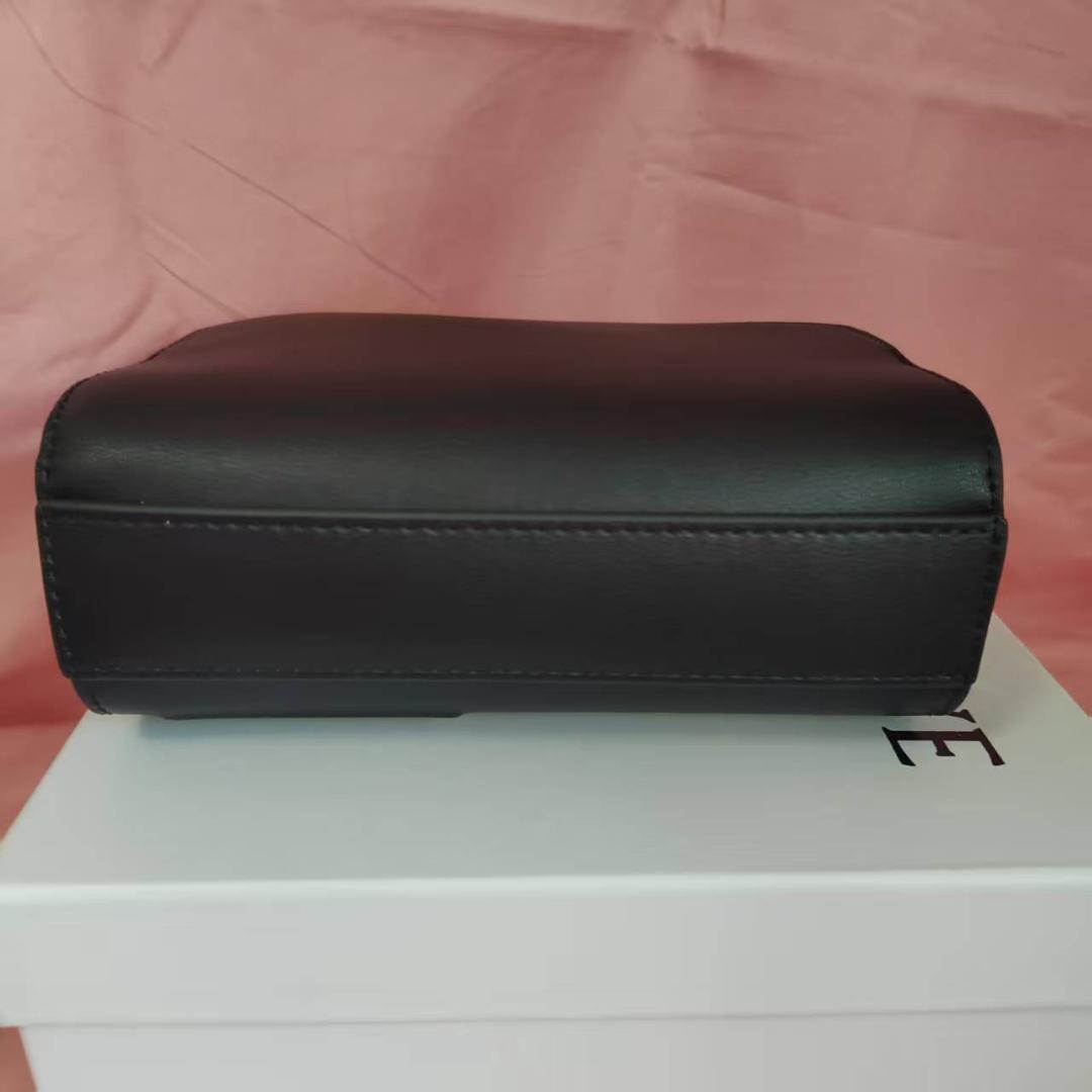 LOEWE ブラックレザー ミニハンドバッグ