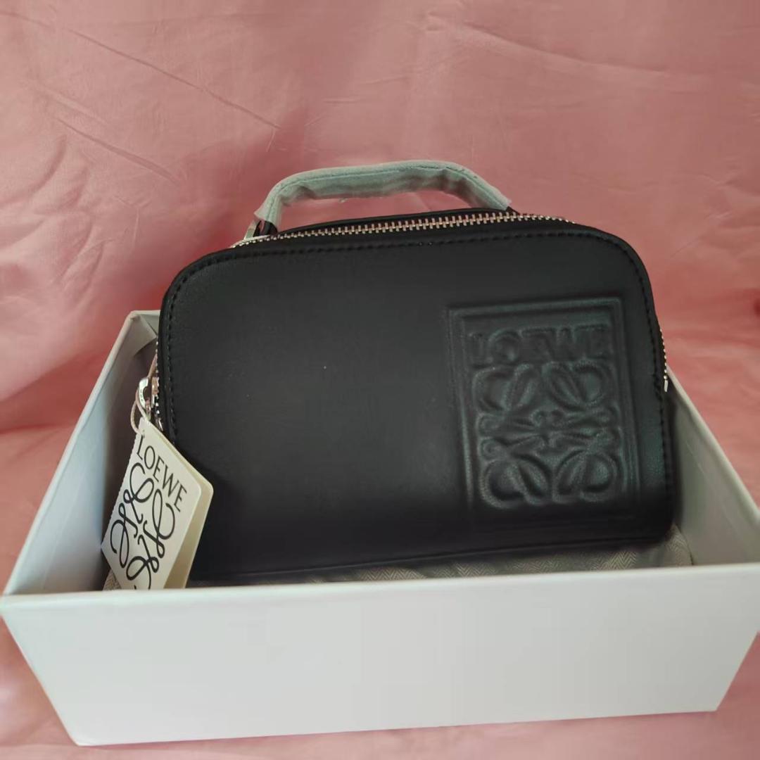 LOEWE ブラックレザー ミニハンドバッグ