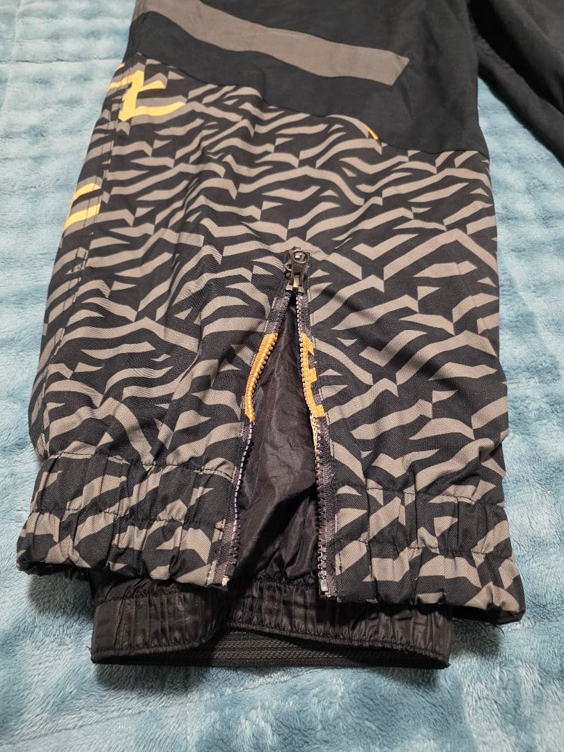 マークリーン　スノーボードウェア 黒/ゴールド 　上下セット　Sサイズ