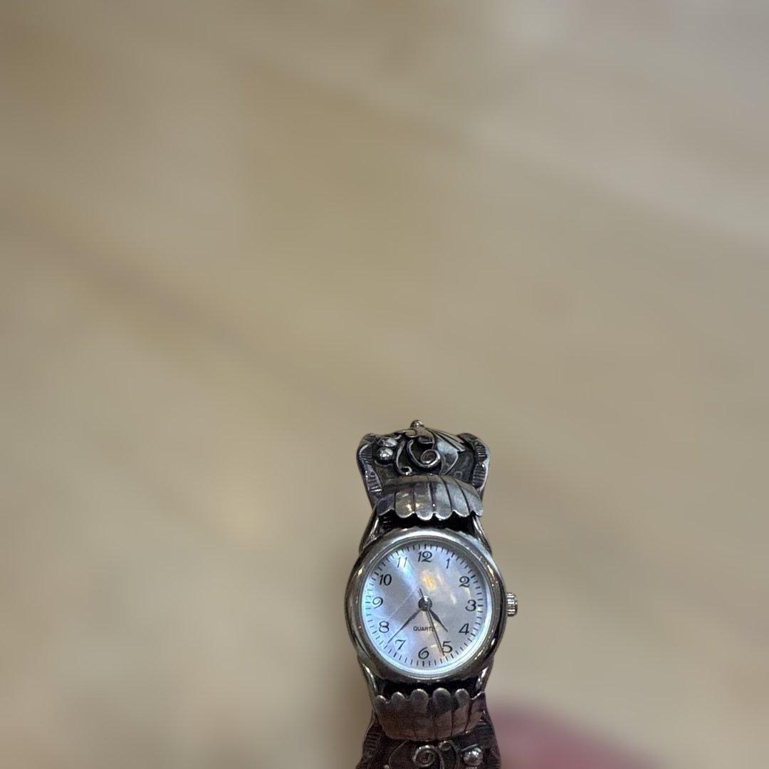 シルバー製バングル時計　インディアンジュエリー時計。文字盤シェル。