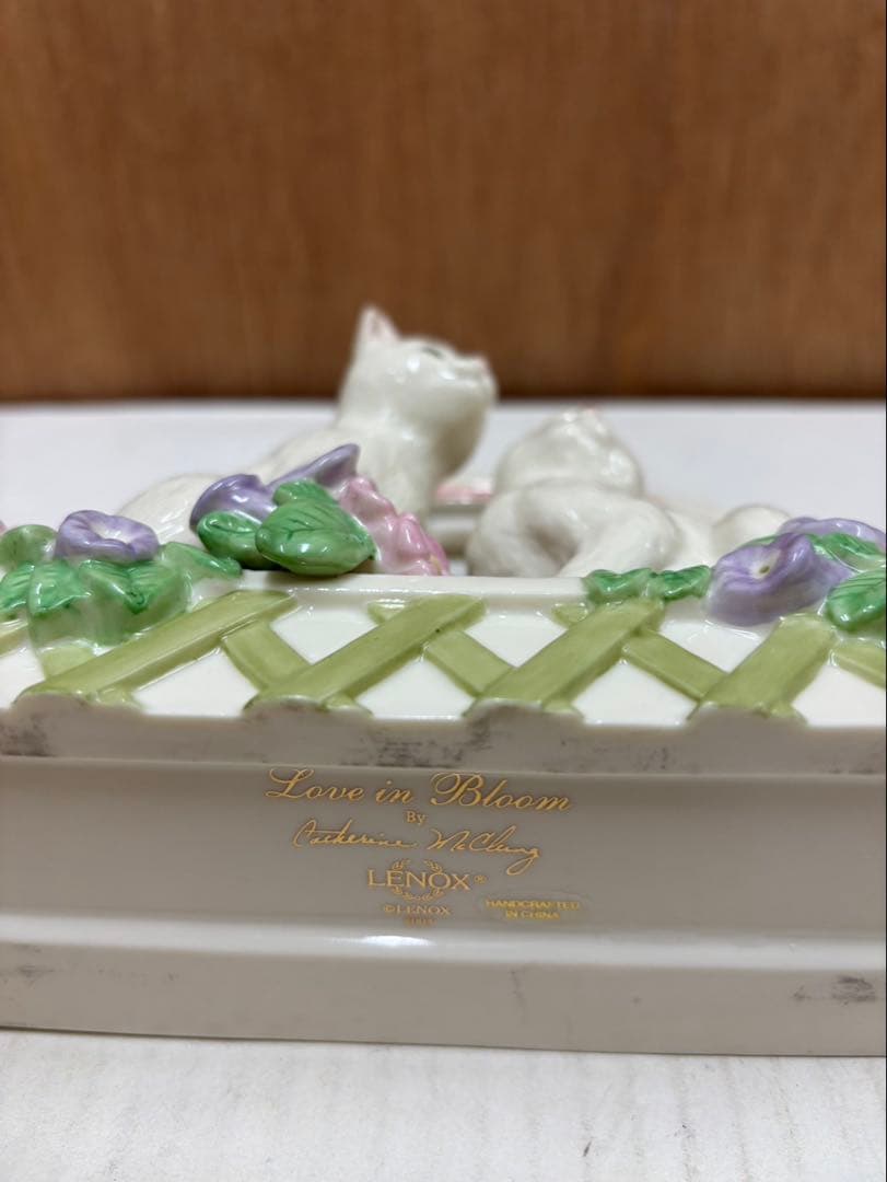 レノックス 猫 フィギュリン Love in bloon 窓辺の2匹の猫