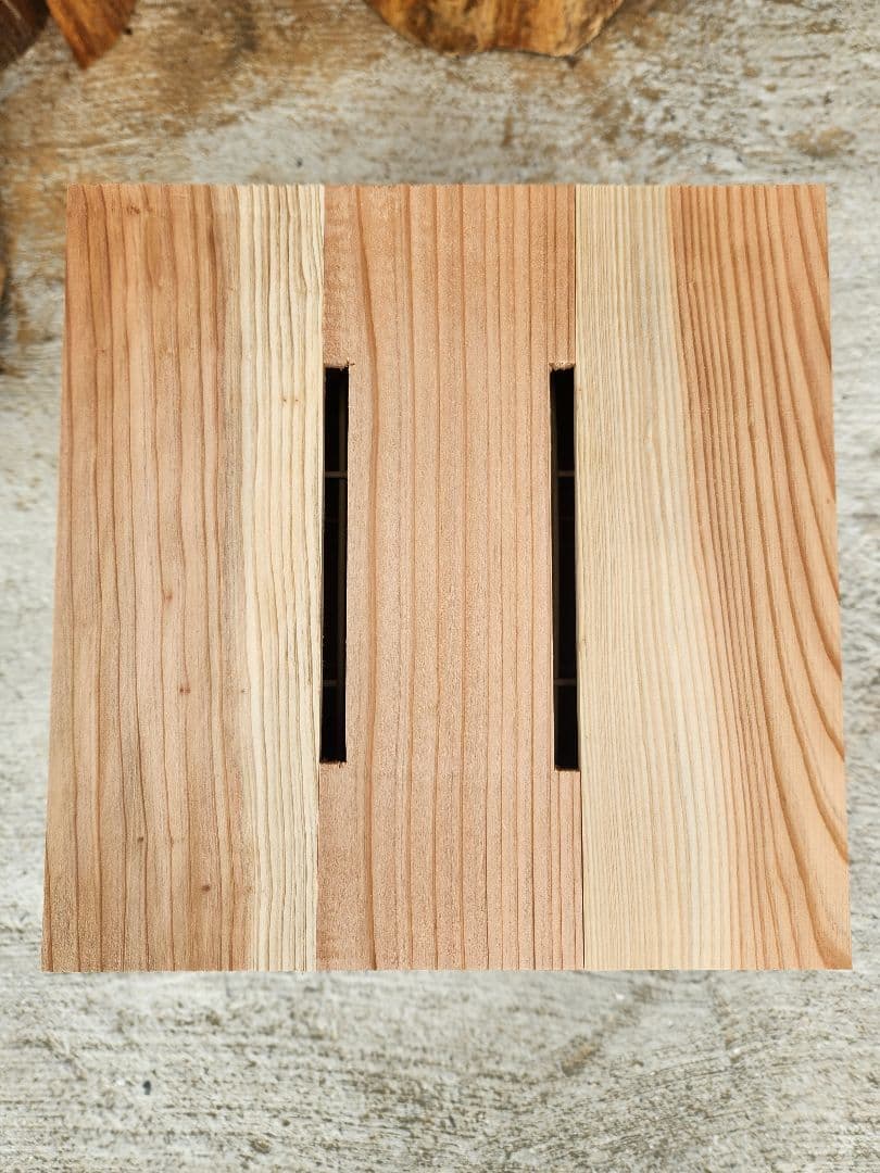 熟練大工作製、柾目板使用で重箱の節抜けの心配なし、日本蜜蜂４段重箱式巣箱