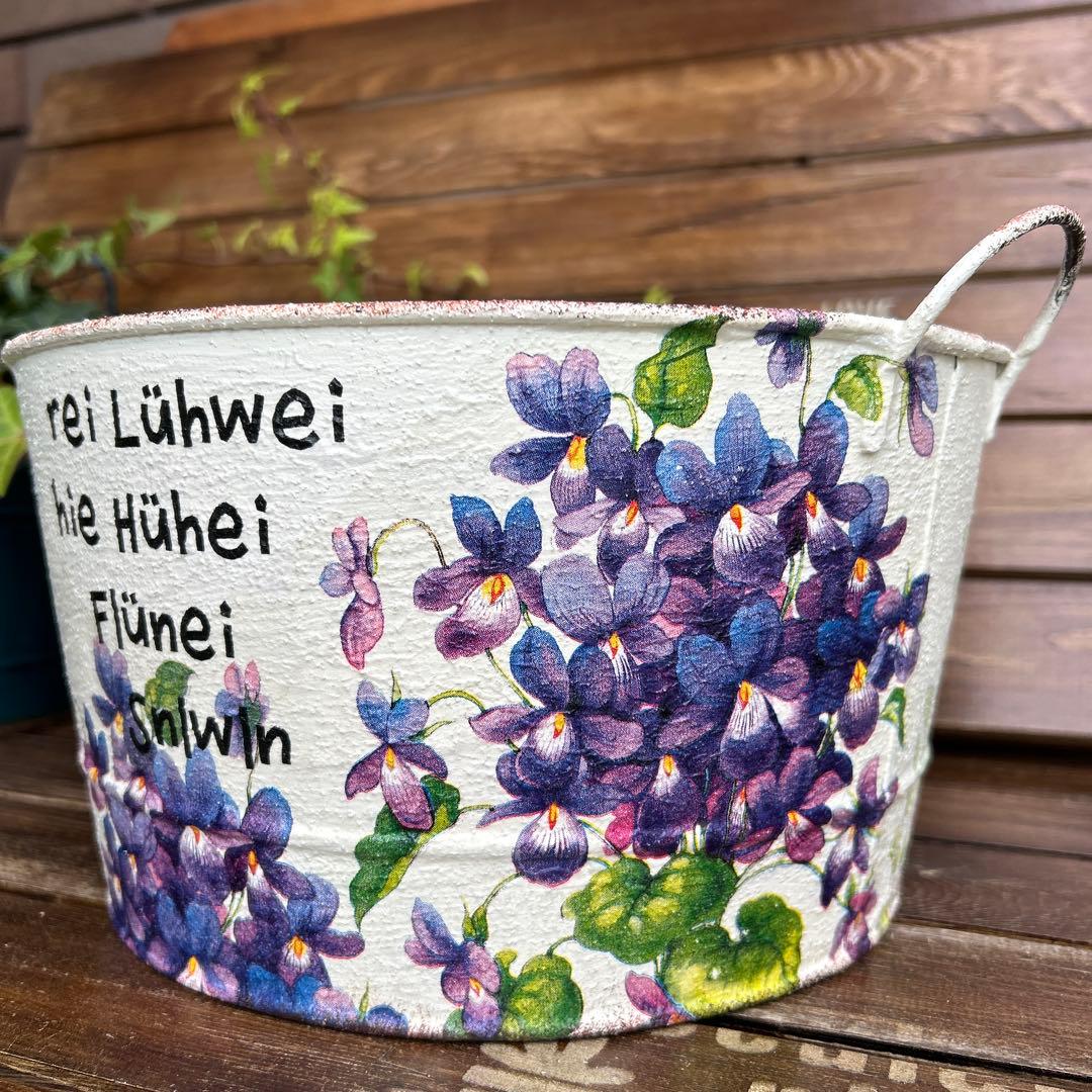 おみつさまご購入取手付き丸型プランター たまごを抱いたうさぎさん紫陽花とビオラ