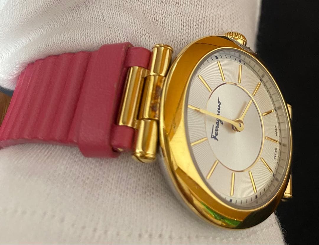 Ferragamo フェラガモ ダイヤ付きピンクベルト時計（変えベルト2本付き）