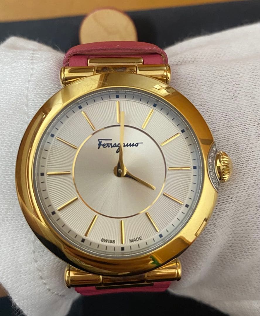 Ferragamo フェラガモ ダイヤ付きピンクベルト時計（変えベルト2本付き）