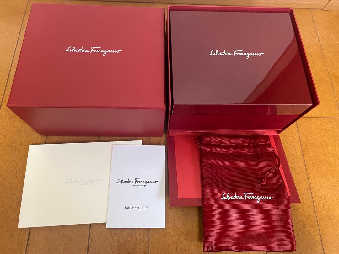 Ferragamo フェラガモ ダイヤ付きピンクベルト時計（変えベルト2本付き）