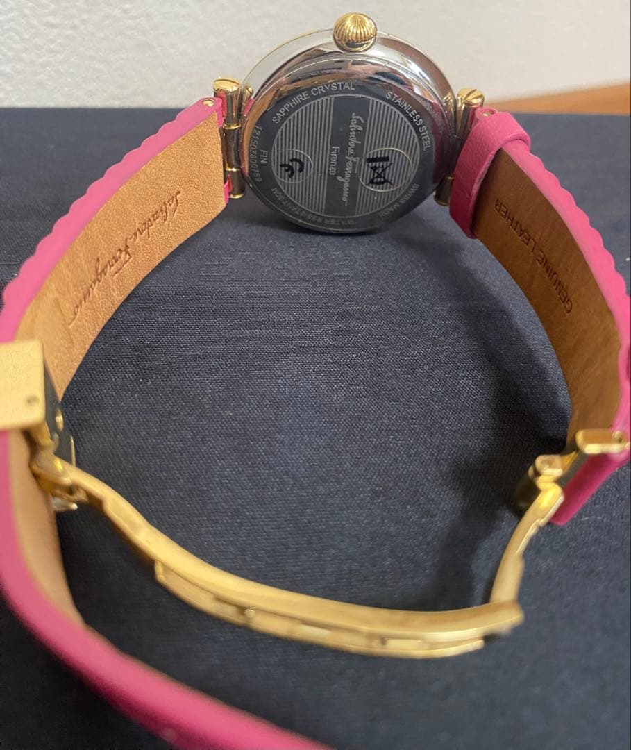 Ferragamo フェラガモ ダイヤ付きピンクベルト時計（変えベルト2本付き）
