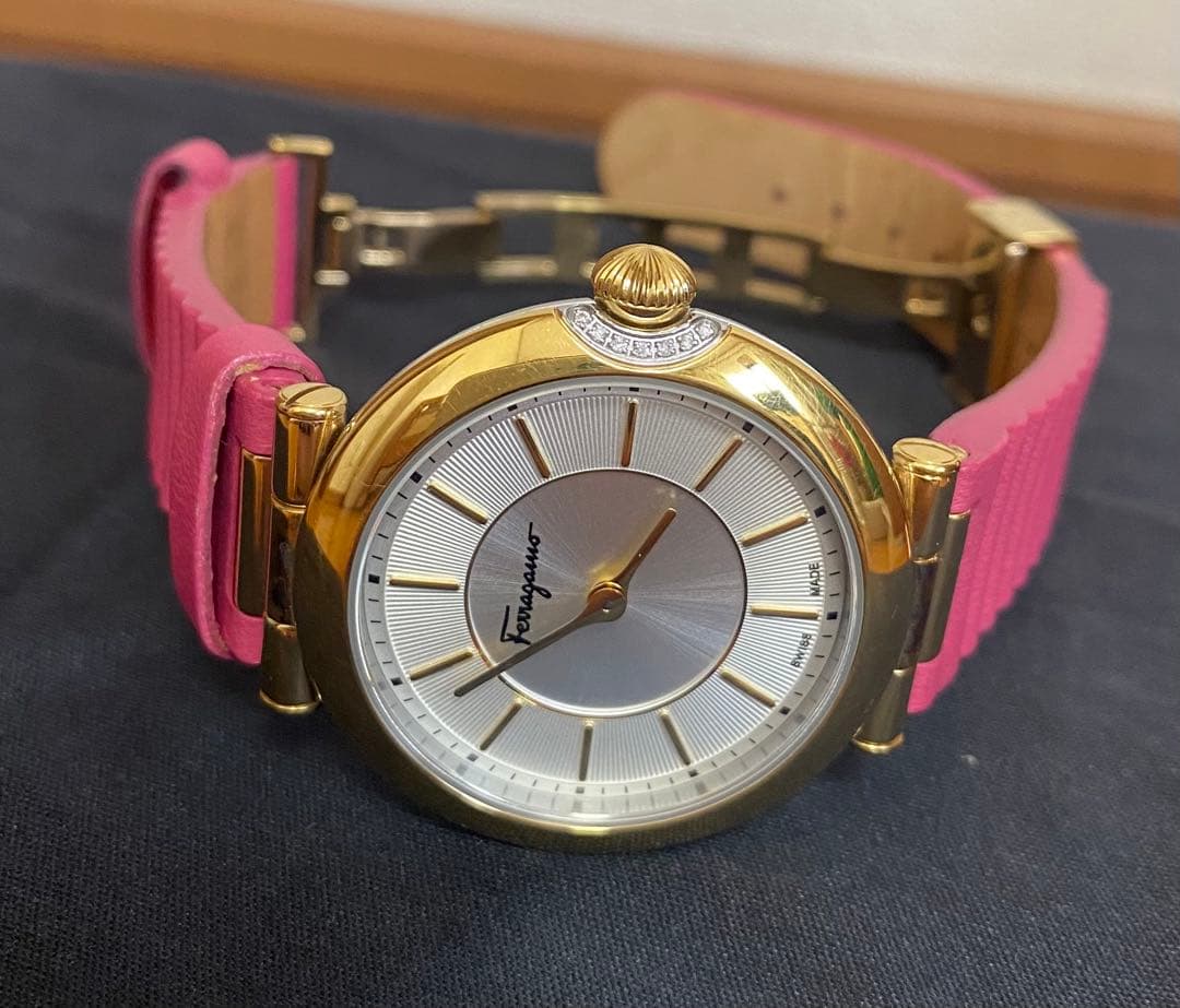 Ferragamo フェラガモ ダイヤ付きピンクベルト時計（変えベルト2本付き）