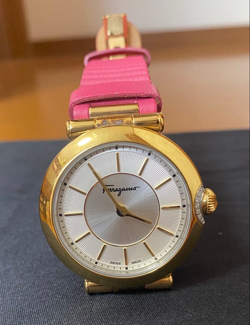 Ferragamo フェラガモ ダイヤ付きピンクベルト時計（変えベルト2本付き）