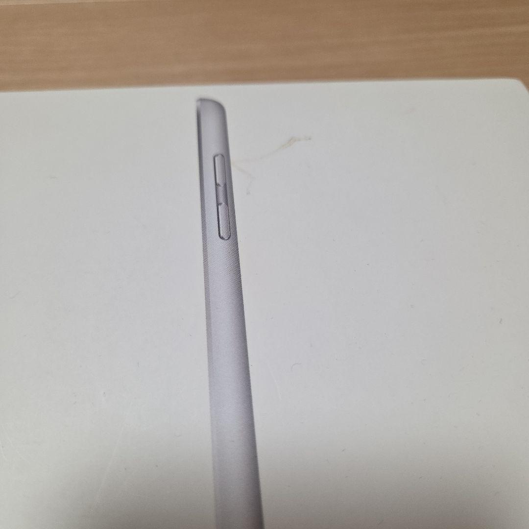 iPad　第6世代　32GB　 本体 充電ケーブル・アダプタ付属