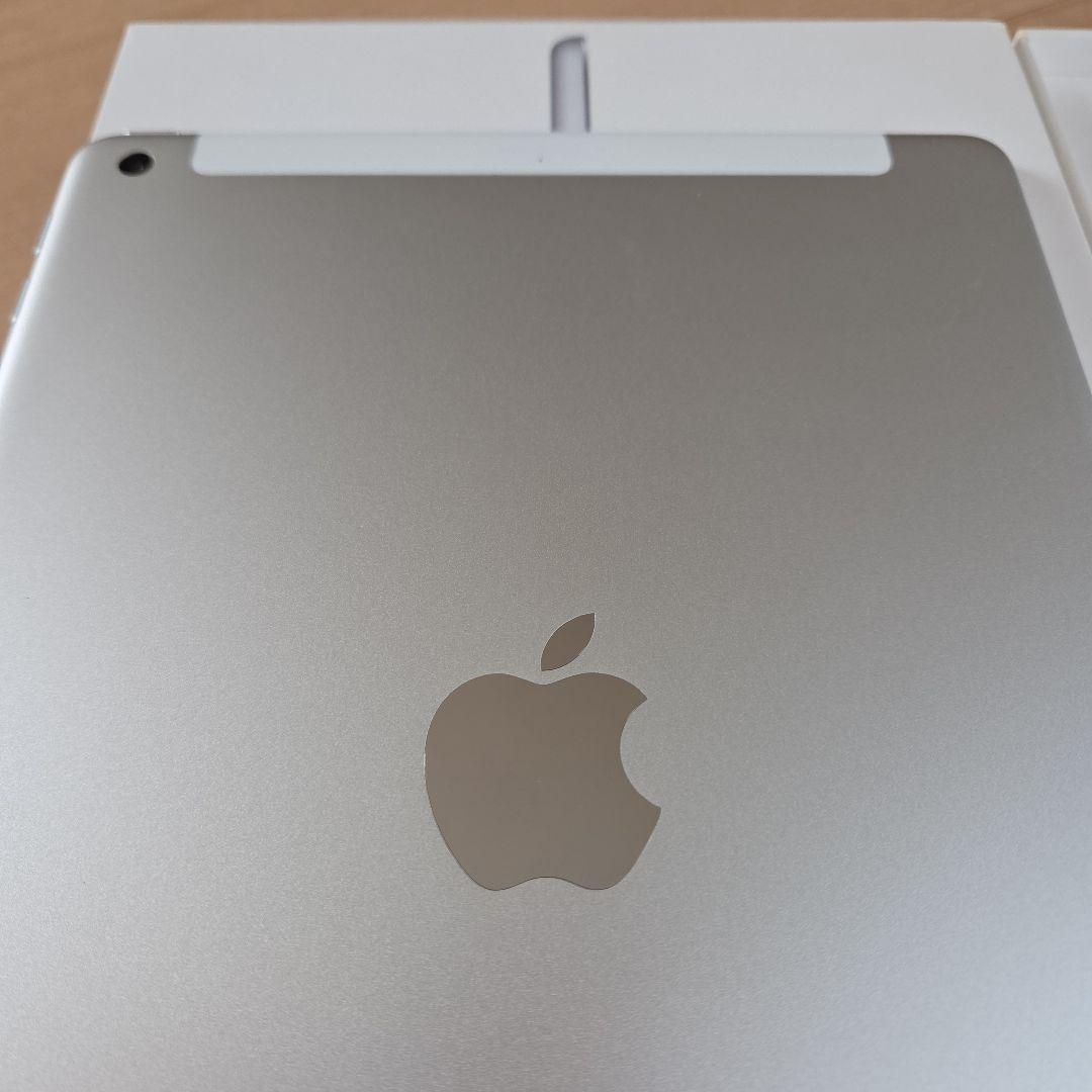 iPad　第6世代　32GB　 本体 充電ケーブル・アダプタ付属