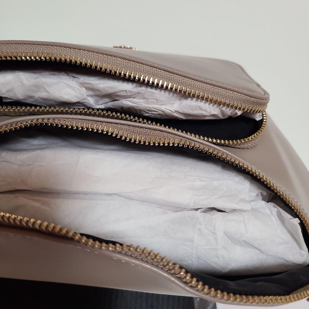 MARY QUANT　エポビジューデイジーポイントボディバッグ　グレージュ