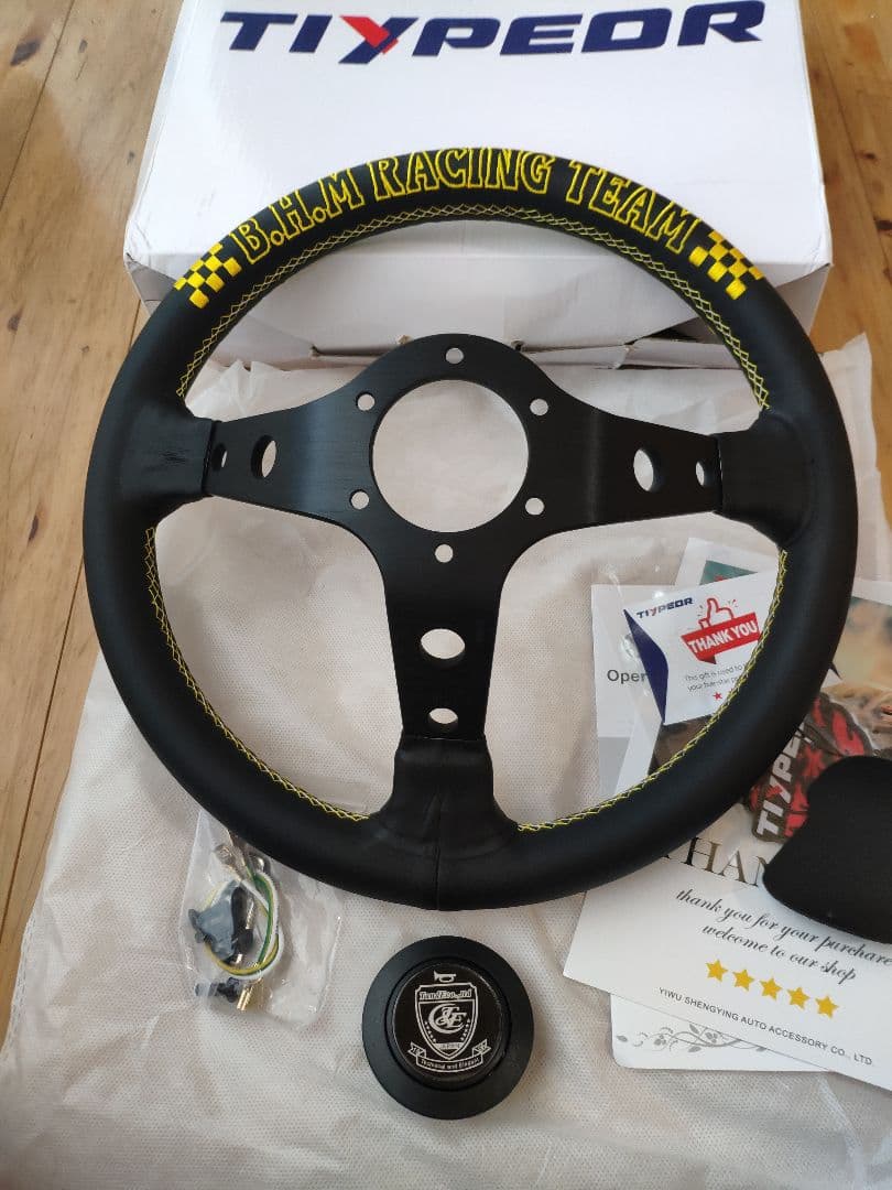 革 刺繍 ステアリング 13インチ 325m MOMOピッチ70