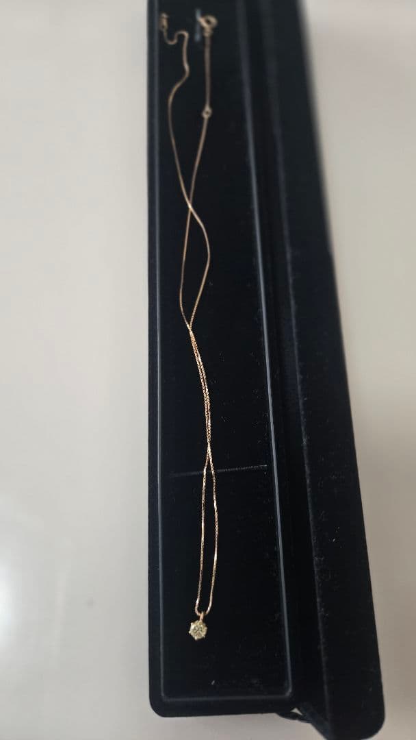 プチダイヤモンドネックレスとBVLGARIストラップ