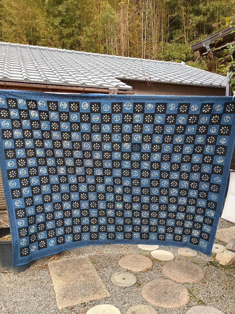 藍染木綿 市松模様に絞り花輪染 大きなタペストリー