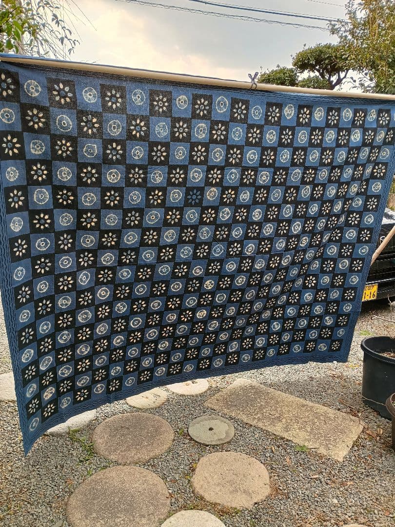 藍染木綿 市松模様に絞り花輪染 大きなタペストリー