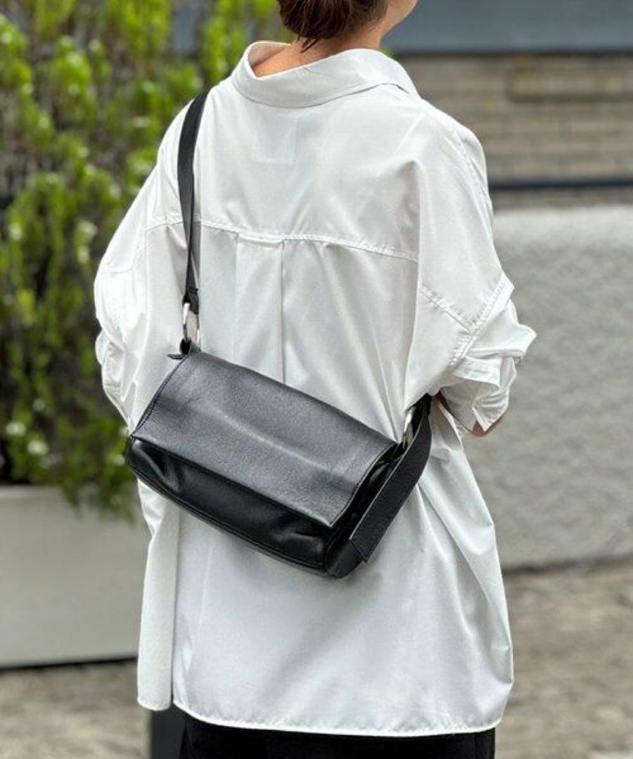 新品未使用　ビアズリー　レザーボディバッグ　ブラック　2025 今期