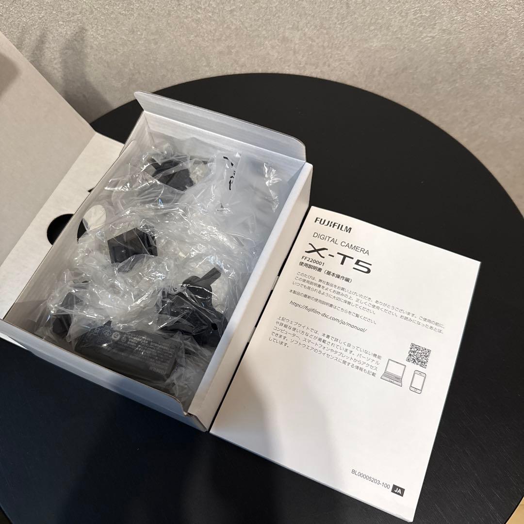 【極美品】Fujifilm X-T5 シルバー 本体　ショット5912回