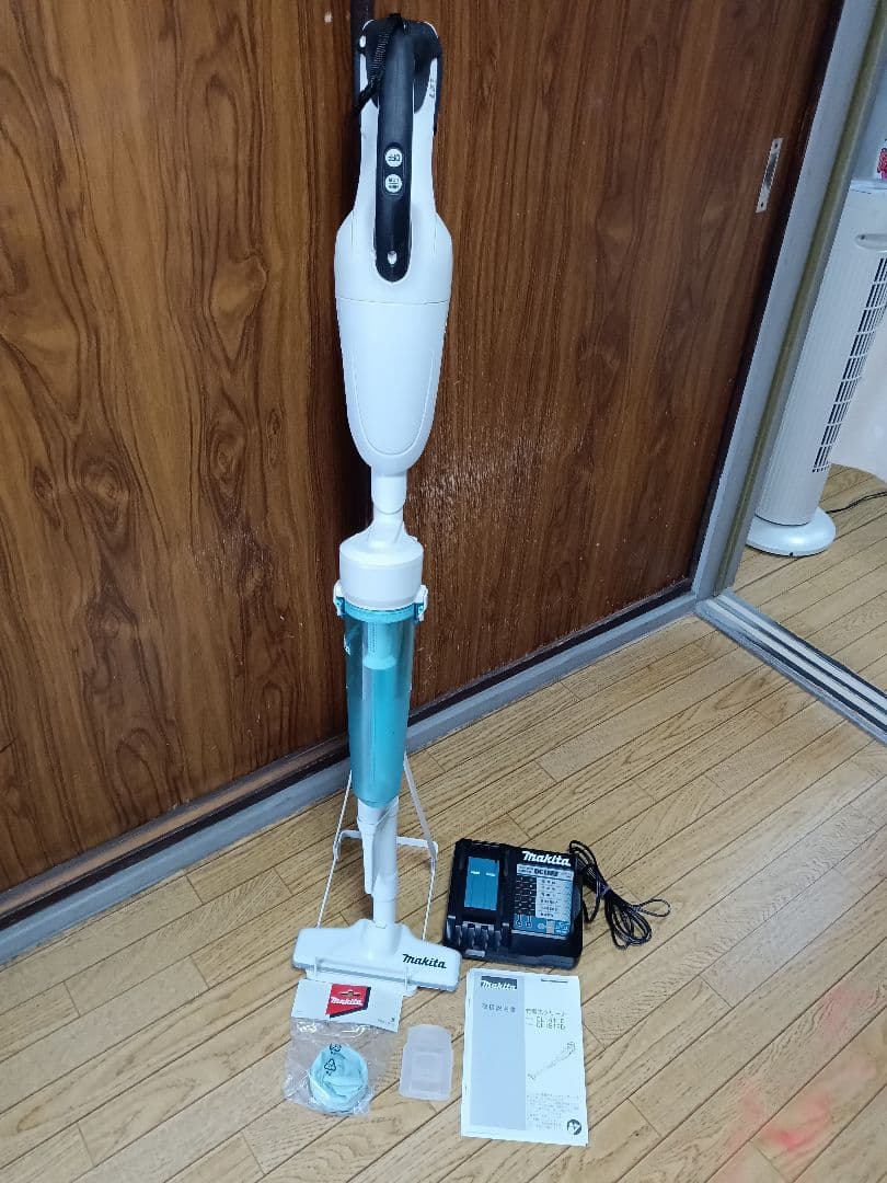 マキタ充電式クリーナCL141FD サイクロン、バッテリー、充電器、スタンド付