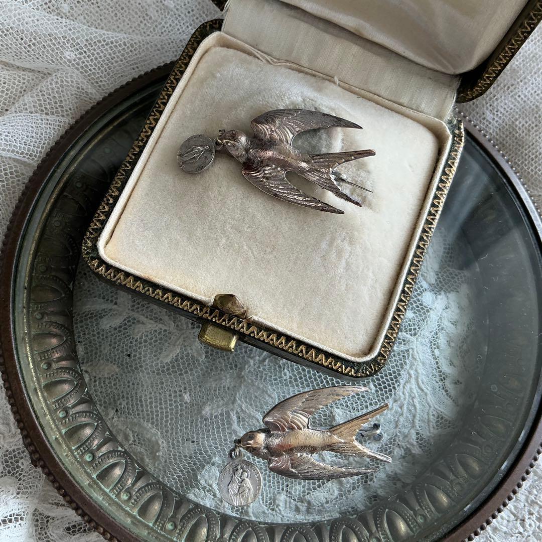 ♡２点♡　フランスアンティーク　つばめ　小さなブローチ　BEBE　べべ　メダイ