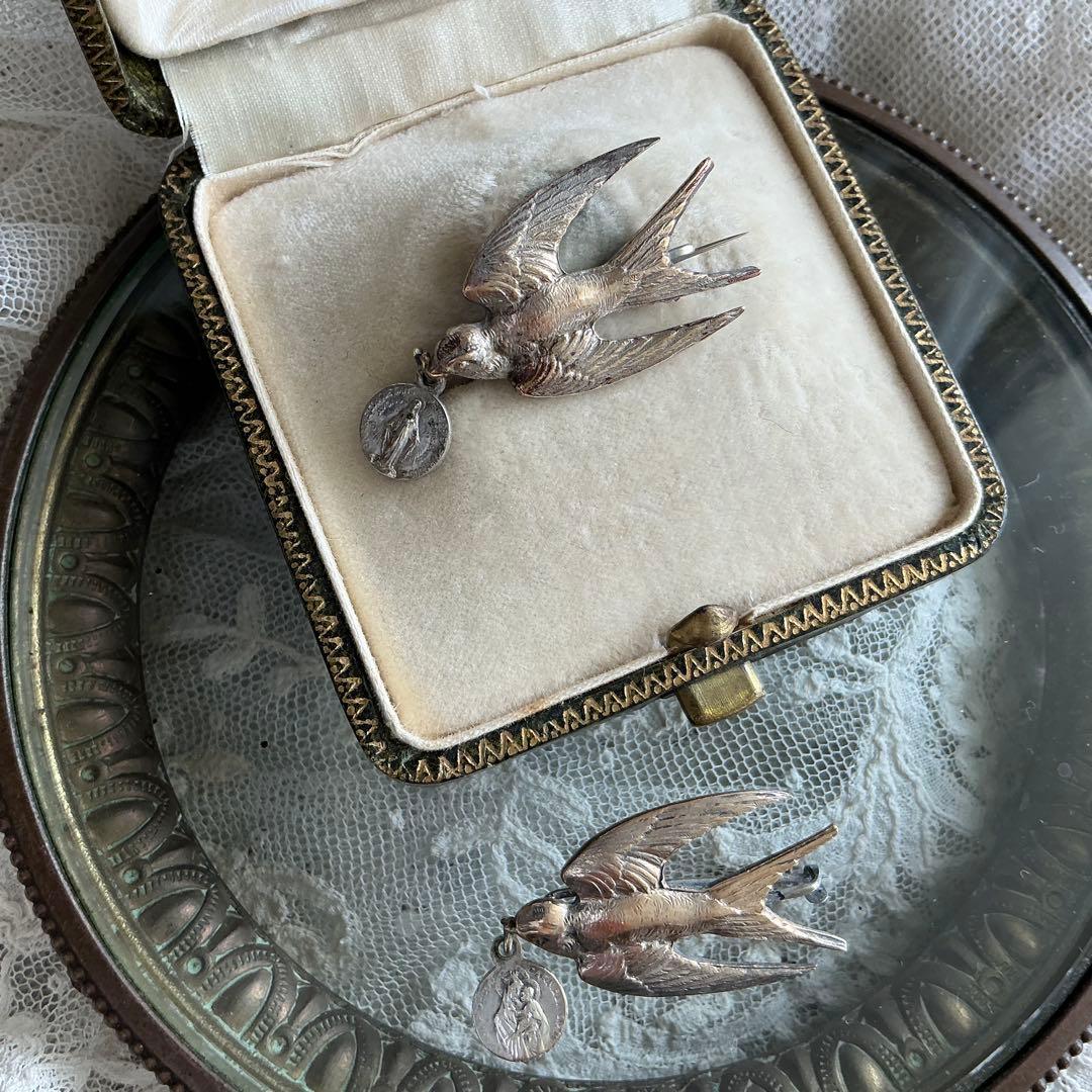 ♡２点♡　フランスアンティーク　つばめ　小さなブローチ　BEBE　べべ　メダイ