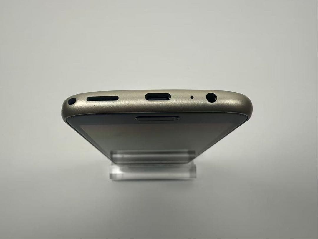 極美品 NTT docomo らくらくスマートフォン F-53E ゴールド