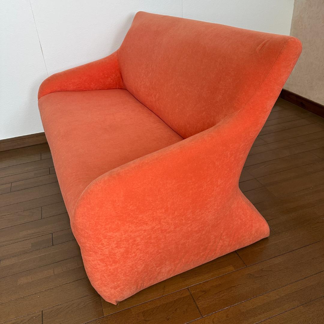 オシャレな2人掛けソファー　オレンジピンク　ピーチスキン