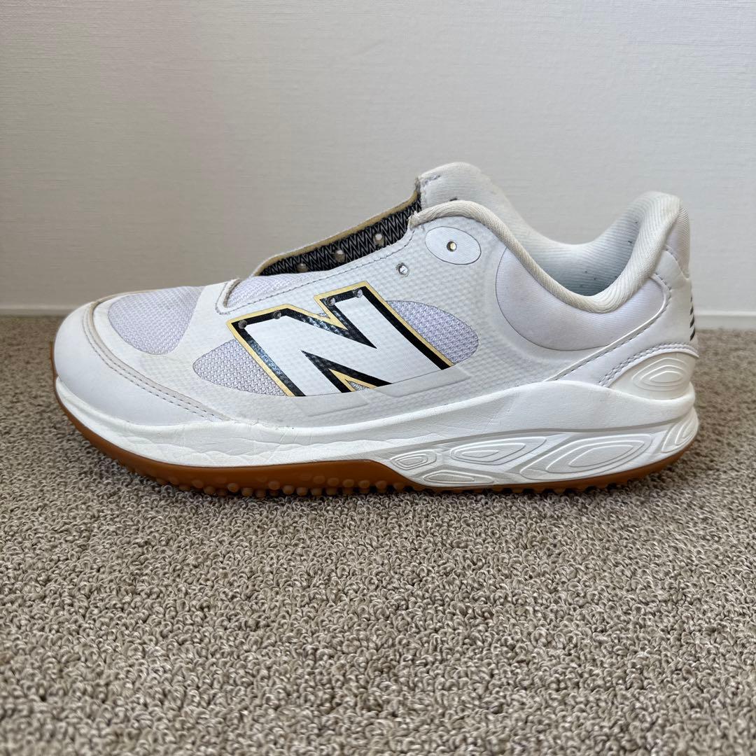 扇風機　New Balance 3000v7 トレーニングシューズ