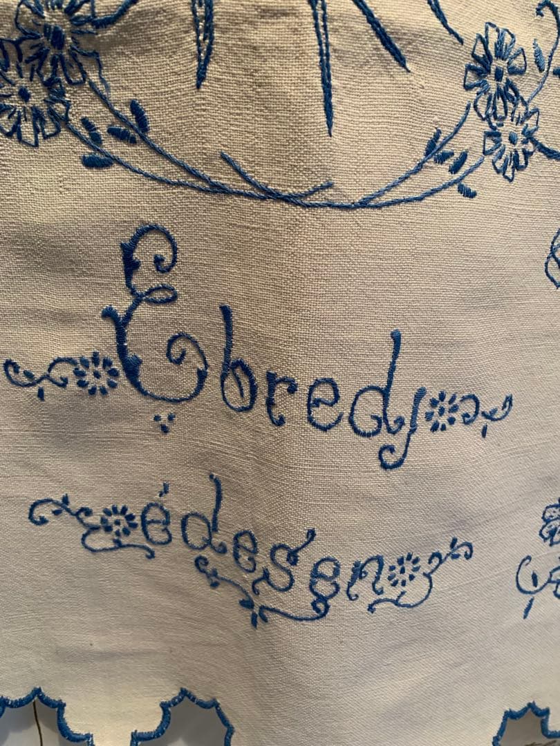 フランスアンティーク　可愛い燕2羽とガーランドがブルーの糸で刺繍された素敵な布！