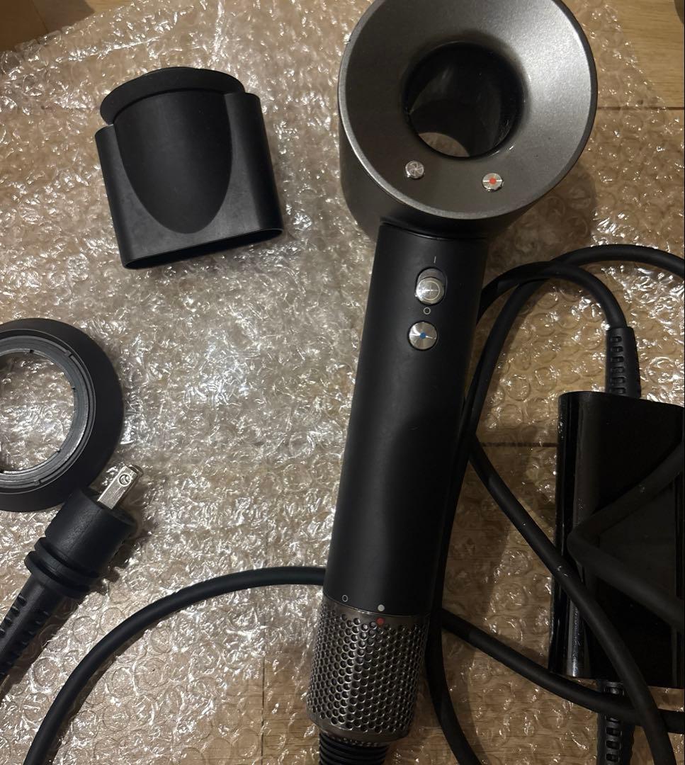 ダイソンドライヤー　ブラック