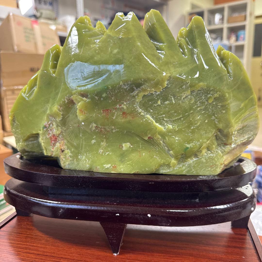 玉の山と家の置物 彫刻 木製台座付き