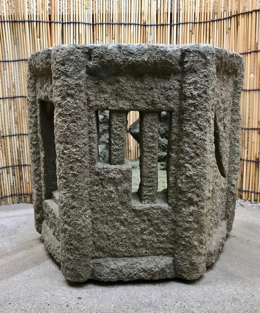 【昔の石灯篭の火袋・オブジェ・露地足元照らし】オブジェ・庭石・置物・ガーデニング