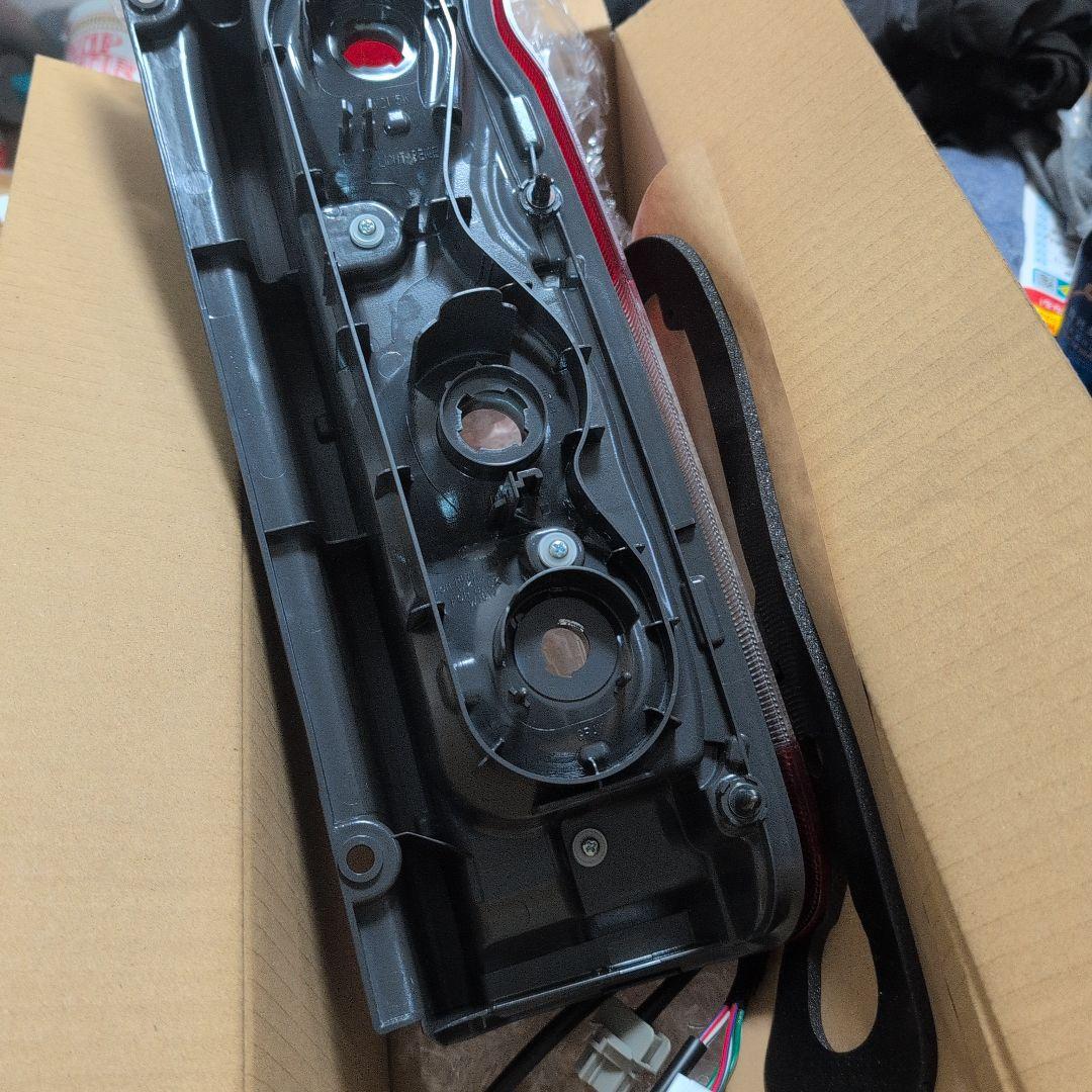 ＫＤＨ201左テールランプ。未使用