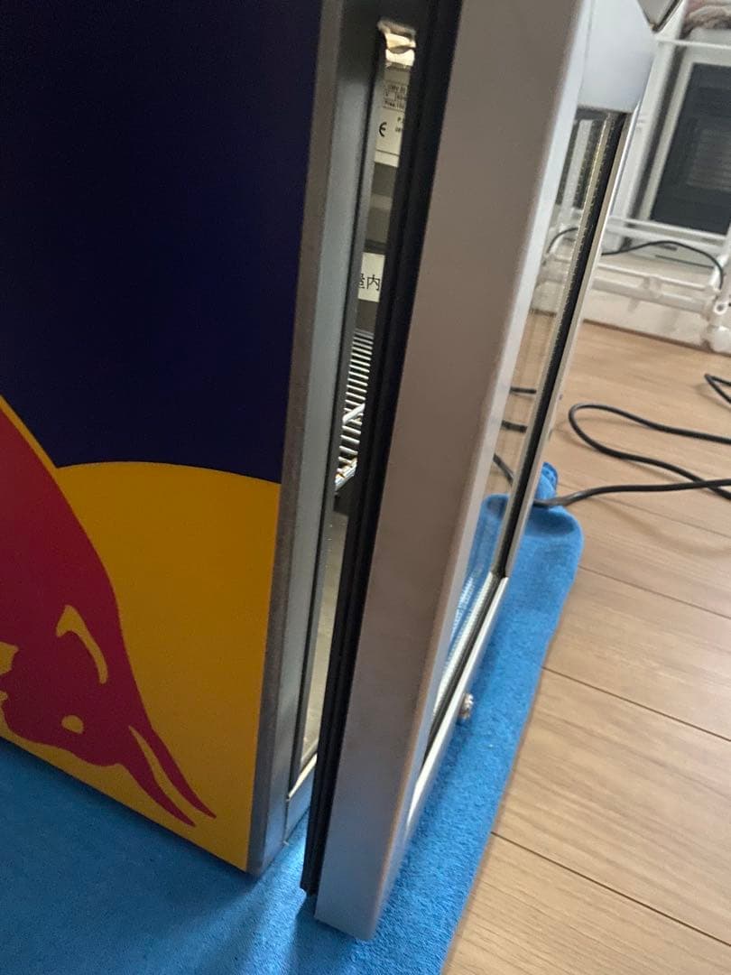 Red Bull 冷蔵庫 B級品（全面上部レッドブルマーク分破損あり）