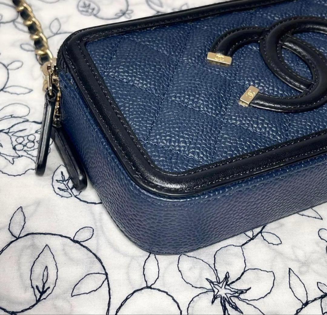 CHANELシャネル【ほぼ新品】チェーンウォレット バイカラー