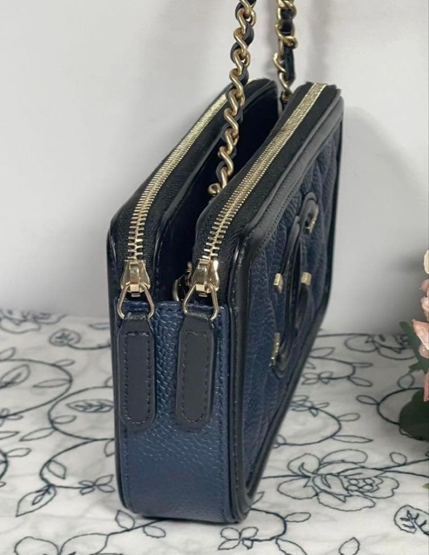 CHANELシャネル【ほぼ新品】チェーンウォレット バイカラー