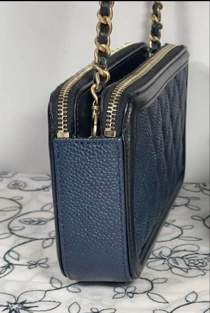 CHANELシャネル【ほぼ新品】チェーンウォレット バイカラー