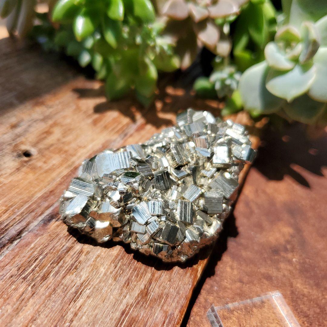 パイライト原石　大きめ　結晶7　ペルー産　鉱物標本（黄鉄鉱）