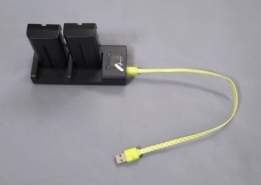 UTEBIT PT-204S LEDビデオライト バッテリー２本、充電器付き