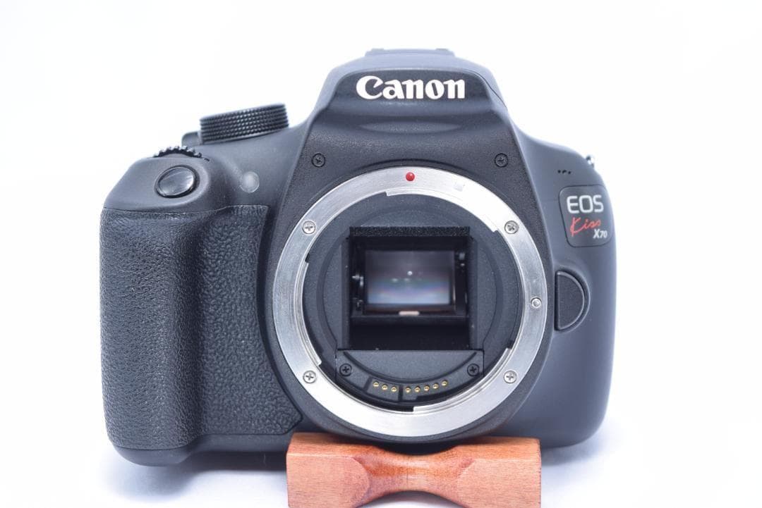 ✨綺麗なボディー✨　Canon EOS Kiss X70 デジタル一眼レフカメラ