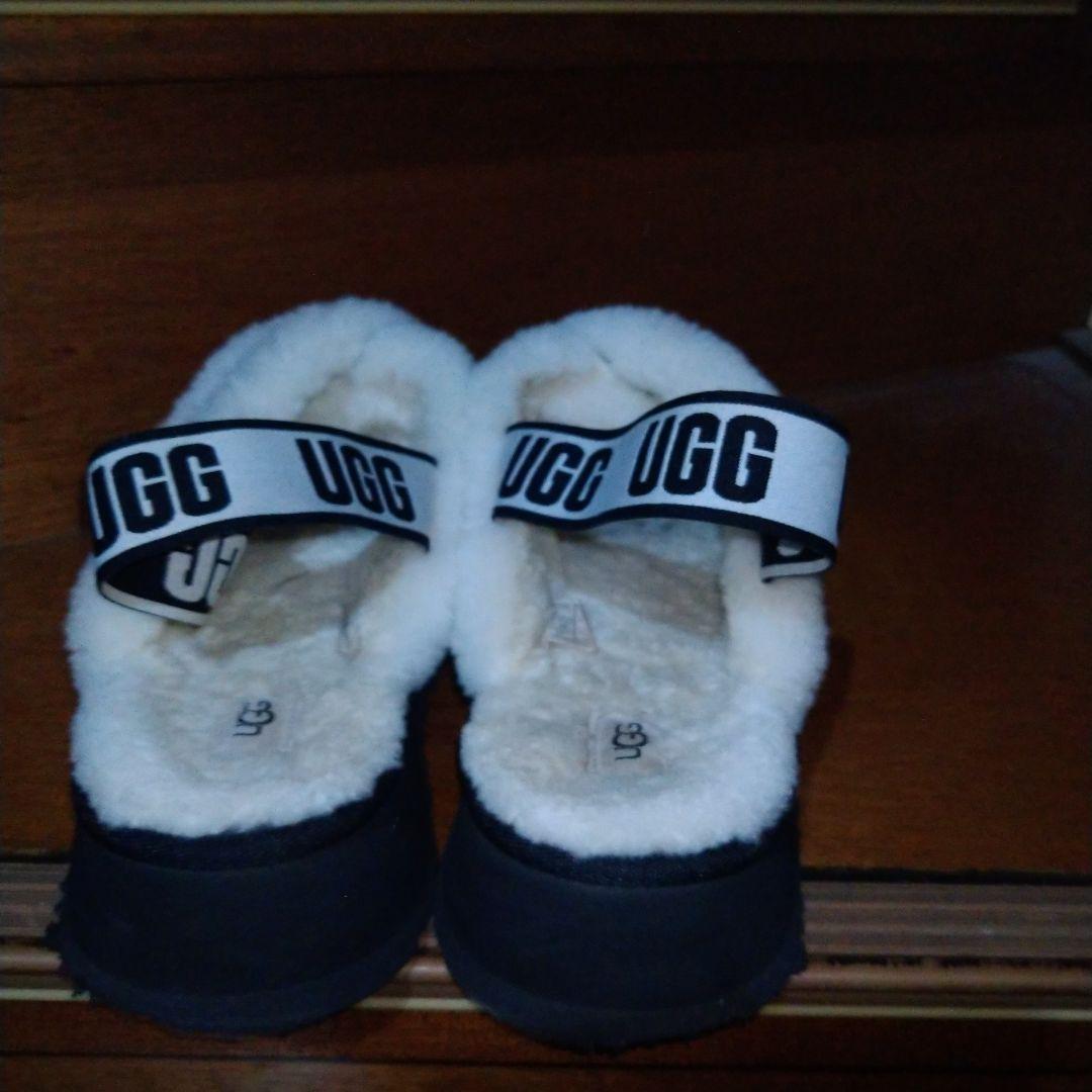 激レアUGGクロスストラップサンダル ブラック/ホワイト