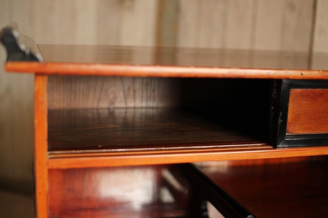 古い木製の茶箪笥　収納棚　小引き出し7杯