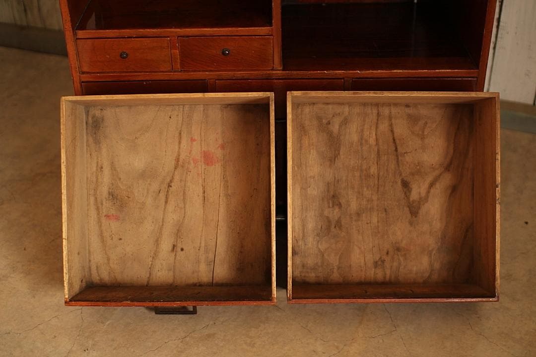 古い木製の茶箪笥　収納棚　小引き出し7杯