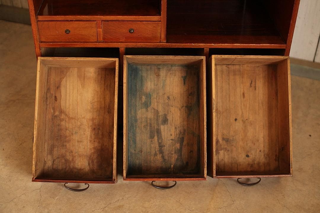 古い木製の茶箪笥　収納棚　小引き出し7杯