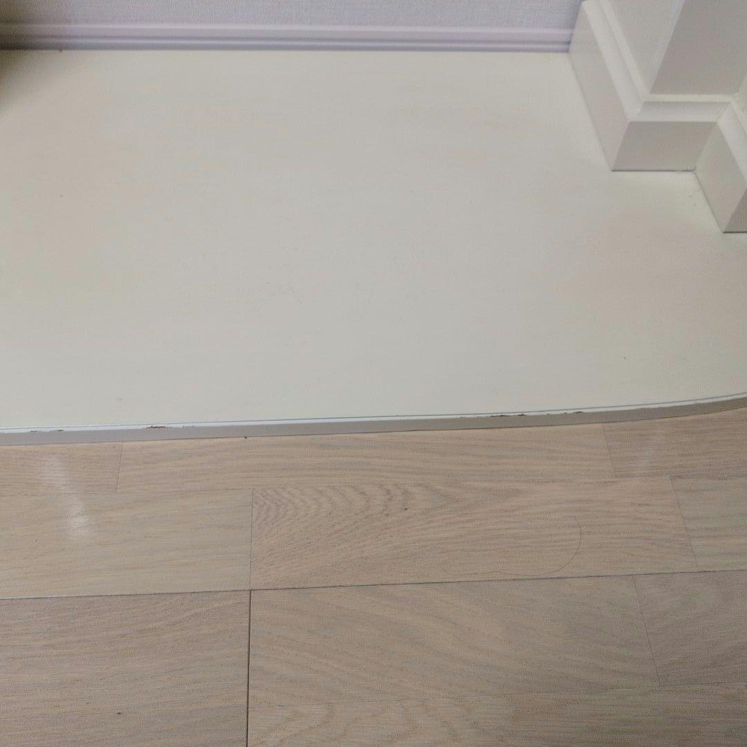 クリーム色の装飾的なマントルピース