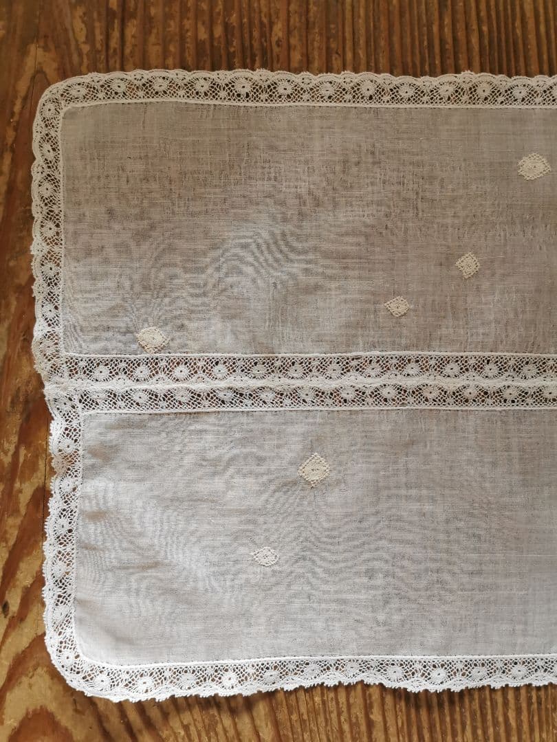 アンティーク ノルマンディーレースランナー ♢雪景色刺繍 ヴァレンシエンヌ装飾