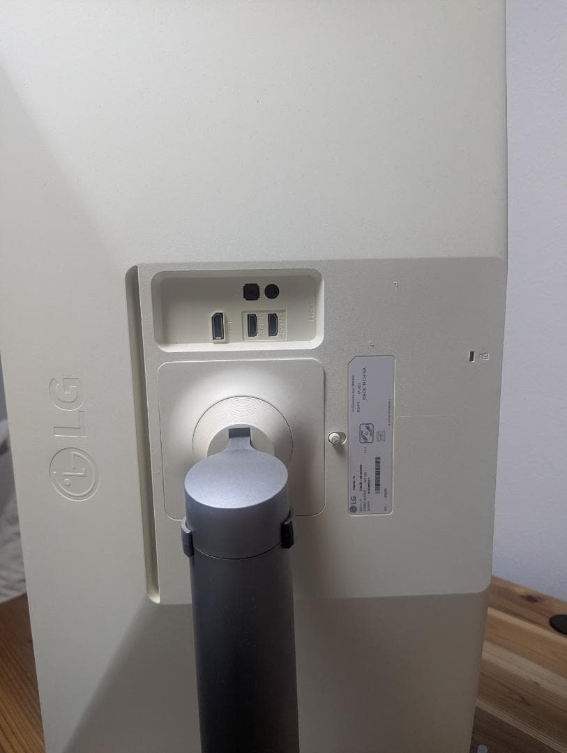 【LG製モニター】27インチ 縦横どちらも対応 27UL550-W