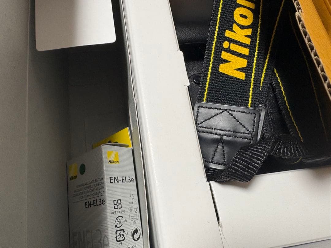 外箱付き　Nikon D90本体　バッテリー1本、ネックストラップ