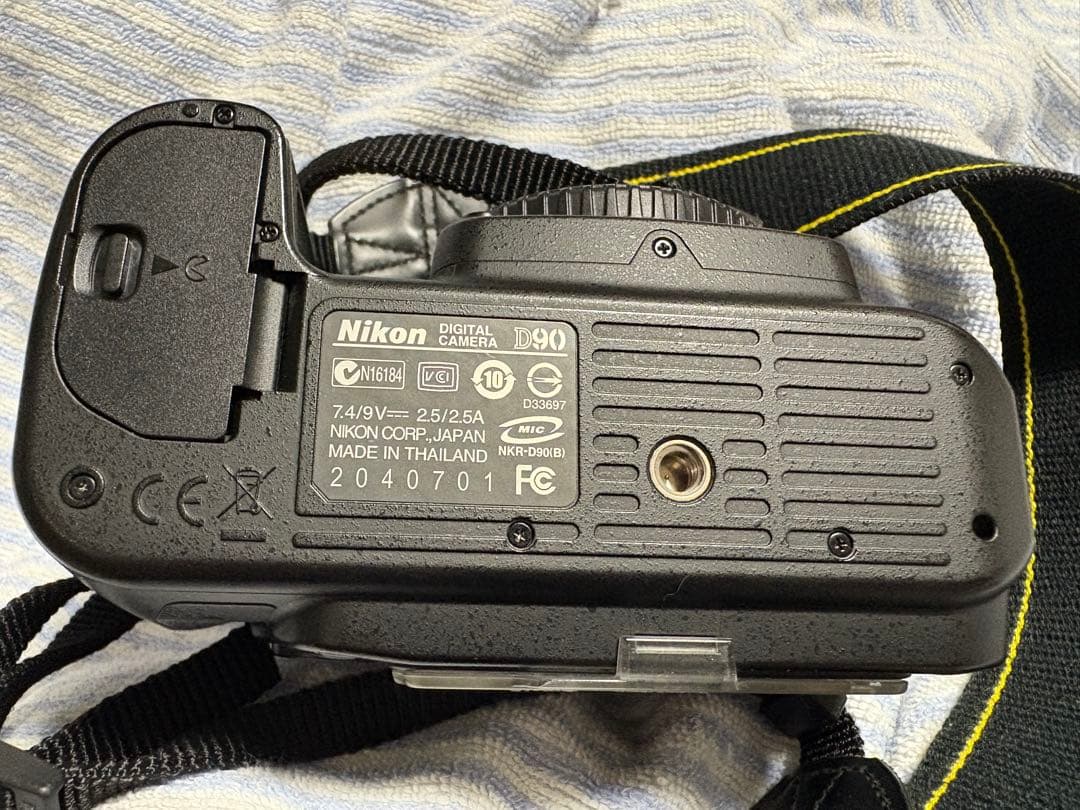 外箱付き　Nikon D90本体　バッテリー1本、ネックストラップ